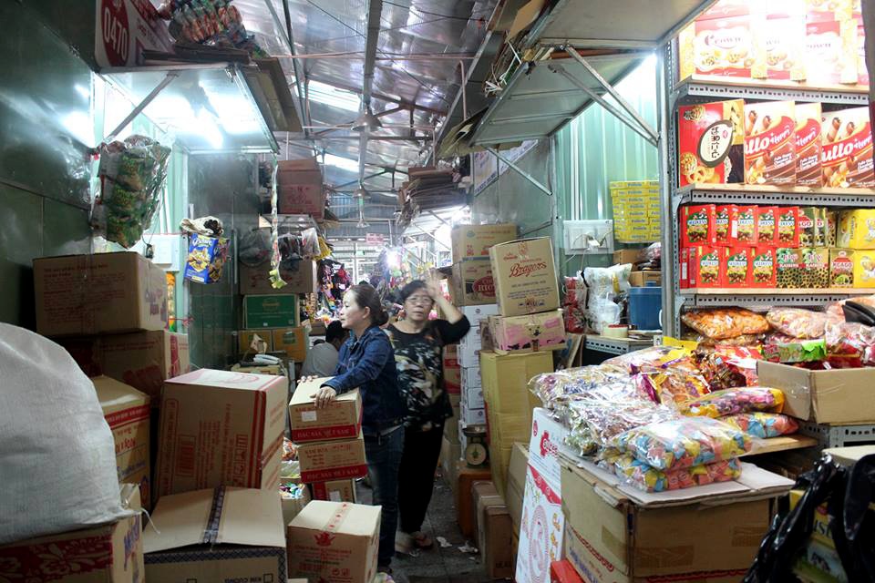 Tiểu thương chợ Bình Tây điêu đứng trong chợ tạm dịp cận Tết - 2 Lối vào chợ tạm chật hẹp, đông đúc, nóng nực nên nhiều khách không muốn vào.