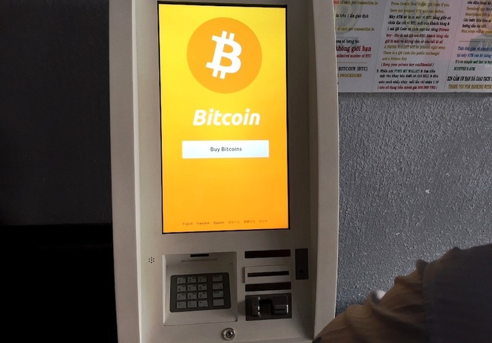 Hơn 7.000 máy “đào” tiền ảo Bitcoin "xâm nhập" thị trường TPHCM - 2 Một trụ ATM bán tiền ảo Bitcoin ở quận 8, TPHCM