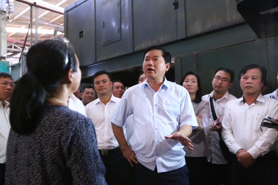 Bí thư Thăng: "Điều nửa số quân đi giải quyết vi phạm ở Bình Chánh" - 2
Bí thư Đinh La Thăng kiểm tra một cơ sở sản xuất nằm trong khu dân cư và chỉ đạo huyện Bình Chánh có biện pháp hỗ trợ di dời cơ sở này vào khu công nghiệp