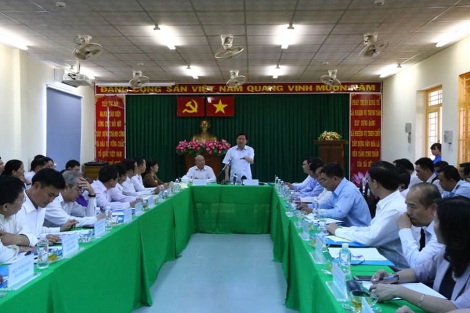 Bí thư Thăng: "Điều nửa số quân đi giải quyết vi phạm ở Bình Chánh" - 3
Bí thư Thành ủy TPHCM Đinh La Thăng yêu cầu Sở Xây dựng tập trung lực lượng giải quyết xong tình trạng xây dựng trái phép, không phép tại huyện Bình Chánh