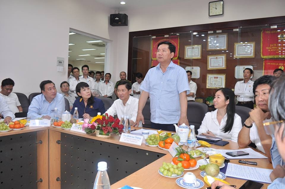 Bí thư Thăng: Không để băng nhóm tội phạm hoạt động trong chợ Bình Điền - 4
Ban quản lý chợ báo cáo Bí thư Thăng và khẳng định hiện chợ không còn giang hồ ẩn náu như trước đây.