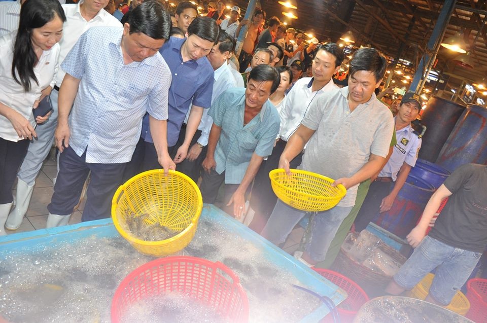 Bí thư Thăng: Không để băng nhóm tội phạm hoạt động trong chợ Bình Điền - 2
Bí thư Thăng thị sát các quầy tại chợ Bình Điền