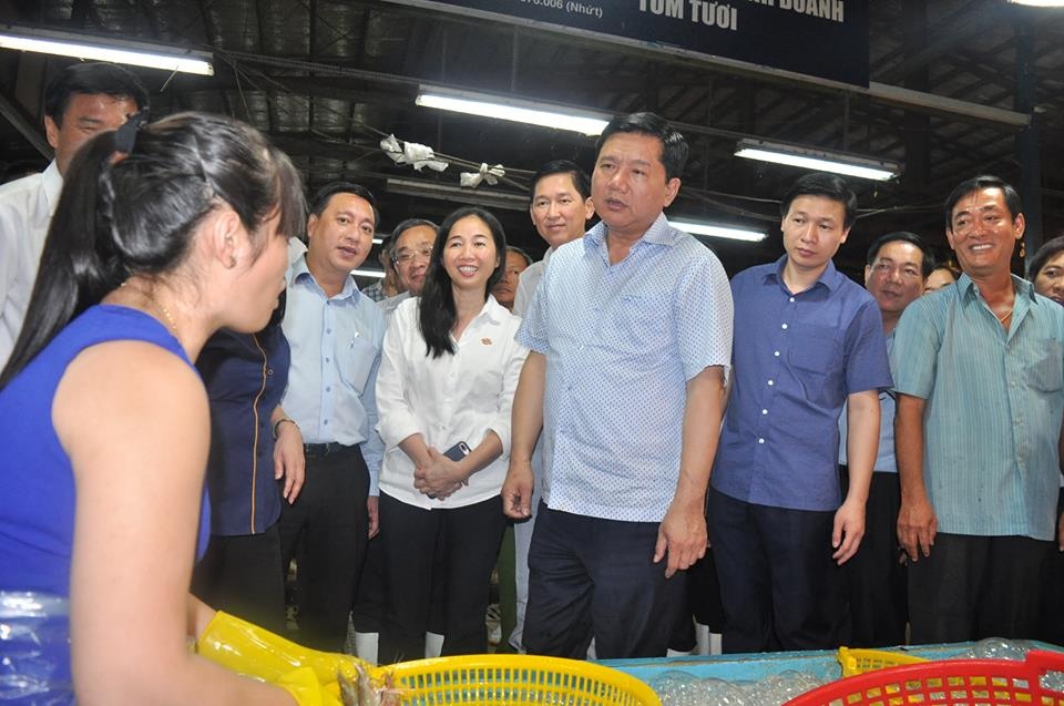 Bí thư Thăng: Không để băng nhóm tội phạm hoạt động trong chợ Bình Điền - 3
Bí thư Thăng hỏi han công việc buôn bán của tiểu thương tại chợ