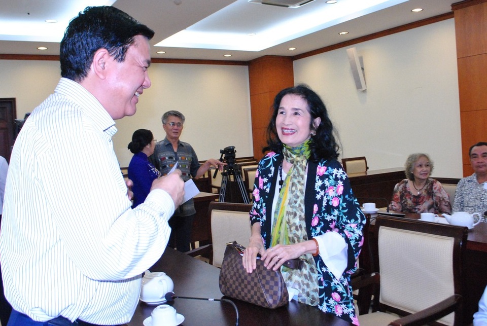 
Bí thư Đinh La Thăng gặp gỡ và kể lại câu chuyện bị bố đánh đòn vì xé tấm chân dung diễn viên Trà Giang treo trên tường
