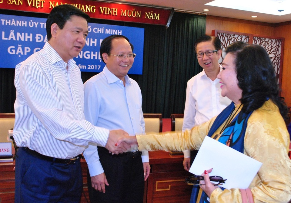 
Bí thư Thành ủy TPHCM Đinh La Thăng bày tỏ sự vui mừng khi gặp gỡ những thần tượng từ hồi còn cắp sách tới trường
