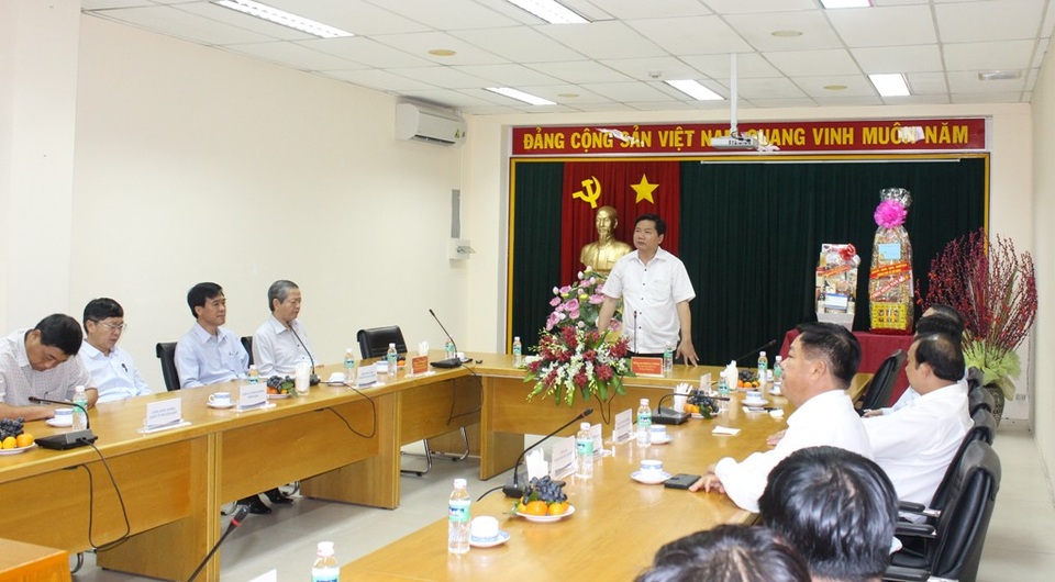 Bí thư Thăng: “Một người đi, mười người tiễn, sân bay nào chịu nổi” - 1 Bí thư Đinh La Thăng cho rằng việc quá nhiều người đi đưa, đón người thân tại sân bay cũng góp phần gây ùn tắc giao thông