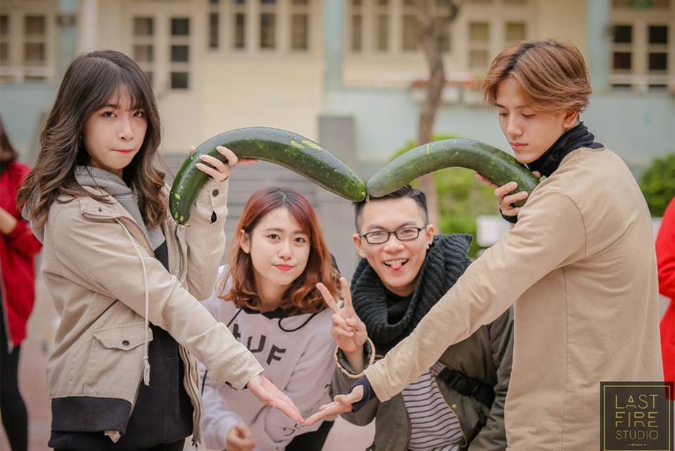 Bạn trẻ Hà Nội nhảy flashmob, kêu gọi mua bí xanh giúp nông dân - 1
Các bạn trẻ Hà Nội chung tay cùng nhóm nhảy Last Fire “giải cứu bí xanh”
