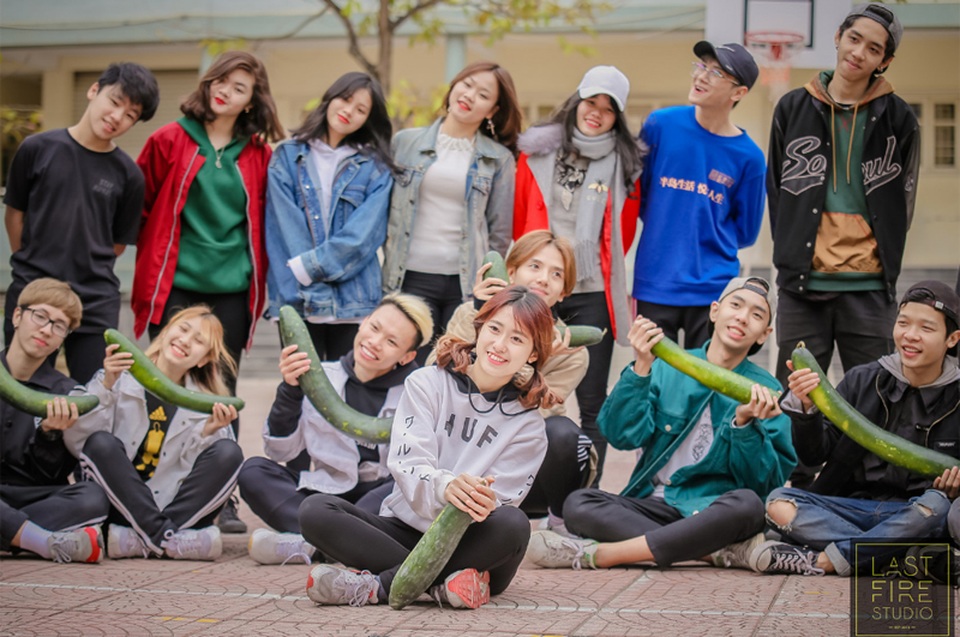 Bạn trẻ Hà Nội nhảy flashmob, kêu gọi mua bí xanh giúp nông dân - 3
Phần dàn dựng vũ đạo dễ thương trong bài nhảy flashmob