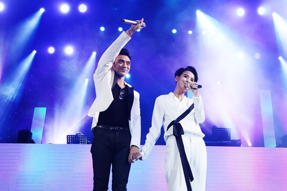 Một điểm nhấn đặc biệt trong chương trình là tiết mục song ca của Vũ Cát Tường - Soobin Hoàng Sơn trong ca khúc Yêu xa. Vốn rất thân thiết với nhau khi cùng đảm nhận vai trò HLV của chương trình Giọng hát Việt nhí 2017, cả hai đã mang đến một màn song ca ăn ý khiến khán giả phấn khích. Trên sân khấu, bộ đôi còn có những cử chỉ thân mật và cực kì tình cảm trong lần đầu tiên song ca cùng nhau.