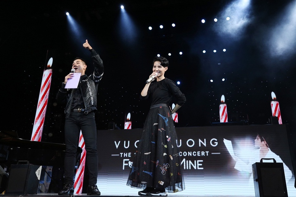 Không chỉ vậy, Vũ Cát Tường tiếp tục khiến hơn 3.000 khán giả có mặt tại sân khấu phải đồng loạt đứng lên, phấn khích khi cô xuất hiện với một bộ váy sau màn biểu diễn “ảo thuật” của MC Nguyên Khang. Nữ ca sĩ còn hóm hỉnh xin ban nhạc cho mình một đoạn nhạc để trổ tài catwalk ngay trên sân khấu.