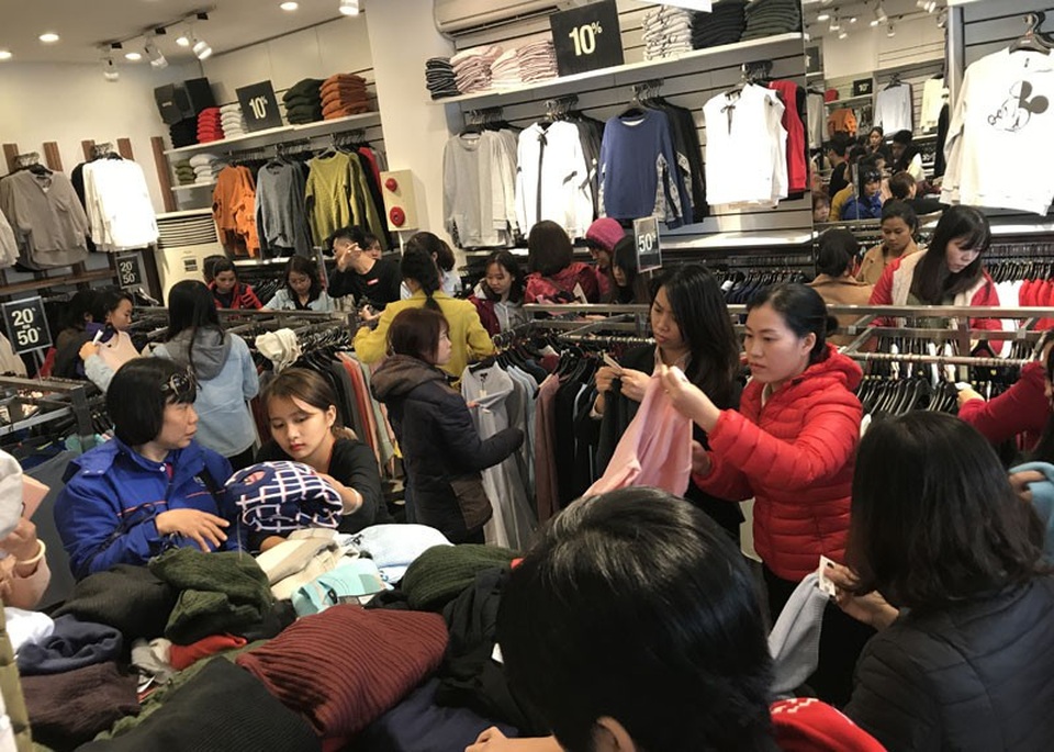 Nỗi ân hận Black Friday: Tiêu tốn ngàn USD rồi khóc ròng thanh lý gấp - 1
Dịp Black Friday các hãng thời trang đua nhau đưa ra mức giảm giá hấp dẫn thu hút người mua