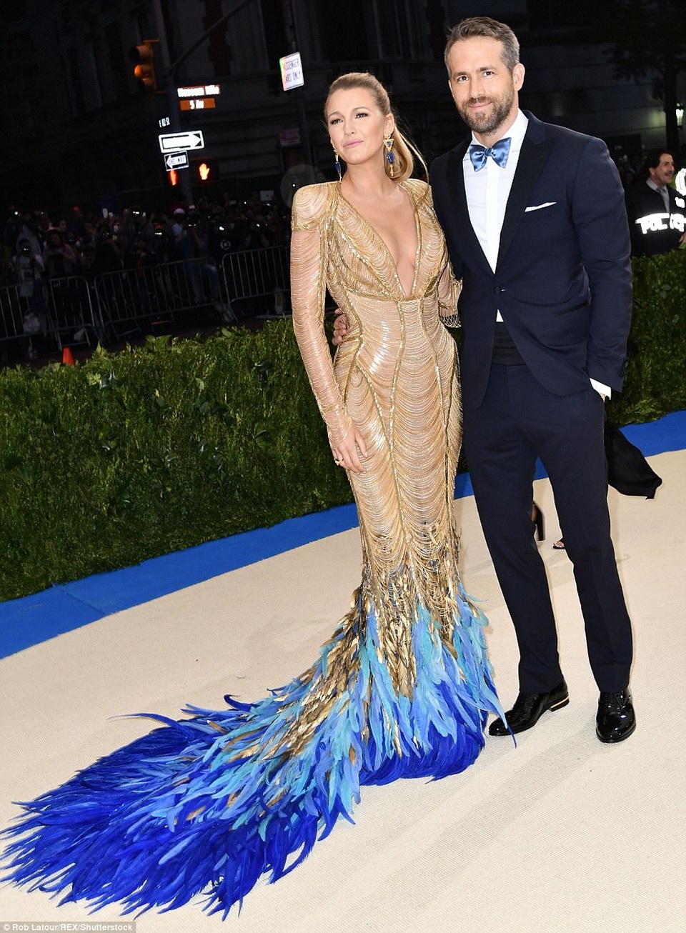 Kiều nữ gợi tình hạnh phúc sánh đôi bên chồng - 1
Blake Lively rạng rỡ sánh đôi chồng - tài tử phim Lời cầu hôn Ryan Reynolds dự sự kiện thời trang đang diễn ra tại New York