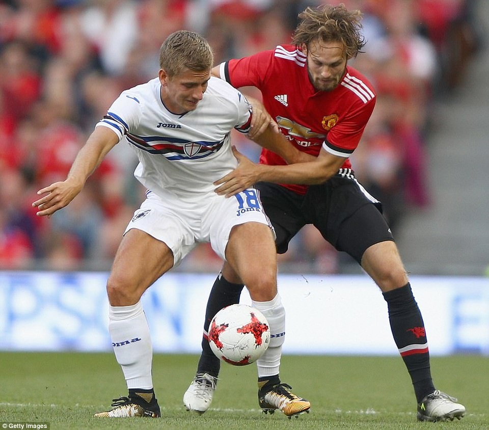 Matic ra mắt, MU đánh bại Sampdoria - 2
Dennis Praet (trái) tranh bóng với Daley Blind (phải)