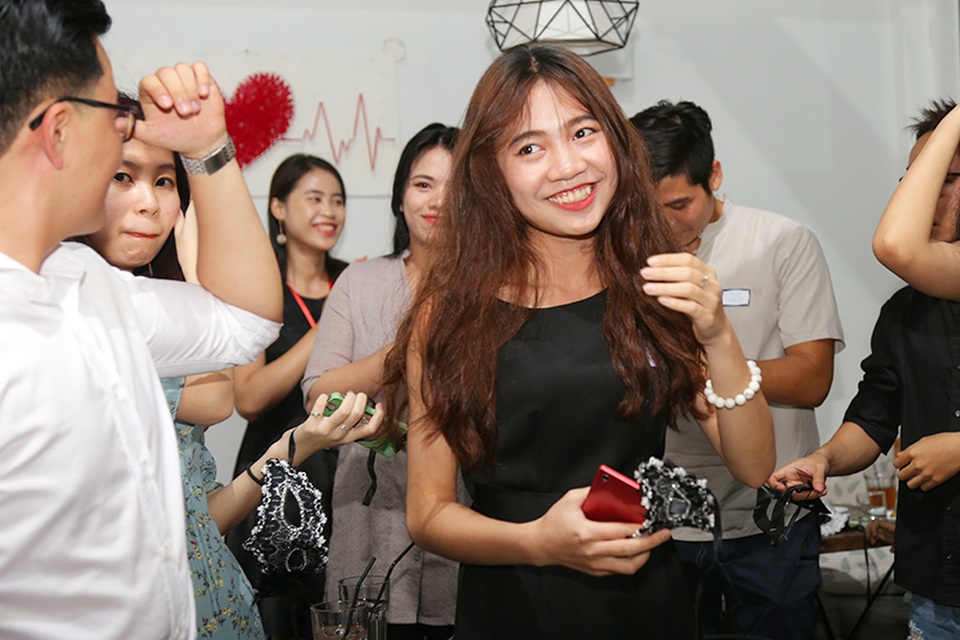 Bạn trẻ độc thân “hẹn hò giấu mặt” nhân ngày Valentine đen - 7
Khi điệu nhạc kết thúc, tất cả những chàng trai, cô gái đều bỏ mặt nạ và tiếp tục trò chuyện, tìm hiểu nhau.