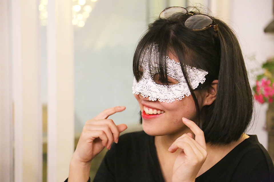Bạn trẻ độc thân “hẹn hò giấu mặt” nhân ngày Valentine đen - 3
Với chiếc mặt nạ bí ẩn, các cô gái vẫn gây ấn tượng người đối diện bằng ánh mắt, nụ cười tươi tắn.