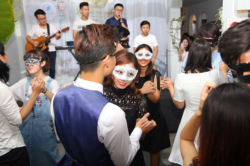 Bạn trẻ độc thân “hẹn hò giấu mặt” nhân ngày Valentine đen - 6
Qua chương trình, nhiều bạn trẻ đã có thêm người bạn mới, và có thể là sự bắt đầu cho một tình yêu đẹp về sau.