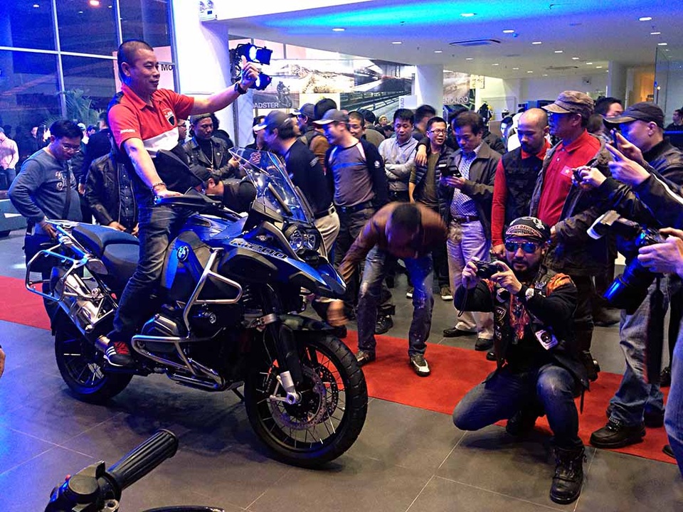 Triệu hồi toàn bộ xe BMW R 1200 GS tại Việt Nam - 3
BMW Motorrad chính thức có mặt tại Việt Nam từ tháng 1/2015. Nhà phân phố BMW Motorrad tại Việt Nam cho biết sẽ chỉ có các mẫu BMW R 1200 GS và GS Adventure phân phối chính hãng mới được kiểm tra và thay thế ống giảm xóc trước.