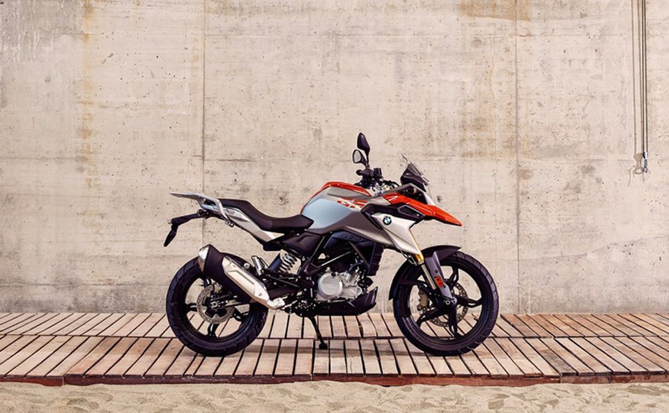 Chiếc BMW G 210 GS có chiều cao yên 850mm (có thể hạ xuống 820mm), cùng trọng lượng ướt là 169 kg.