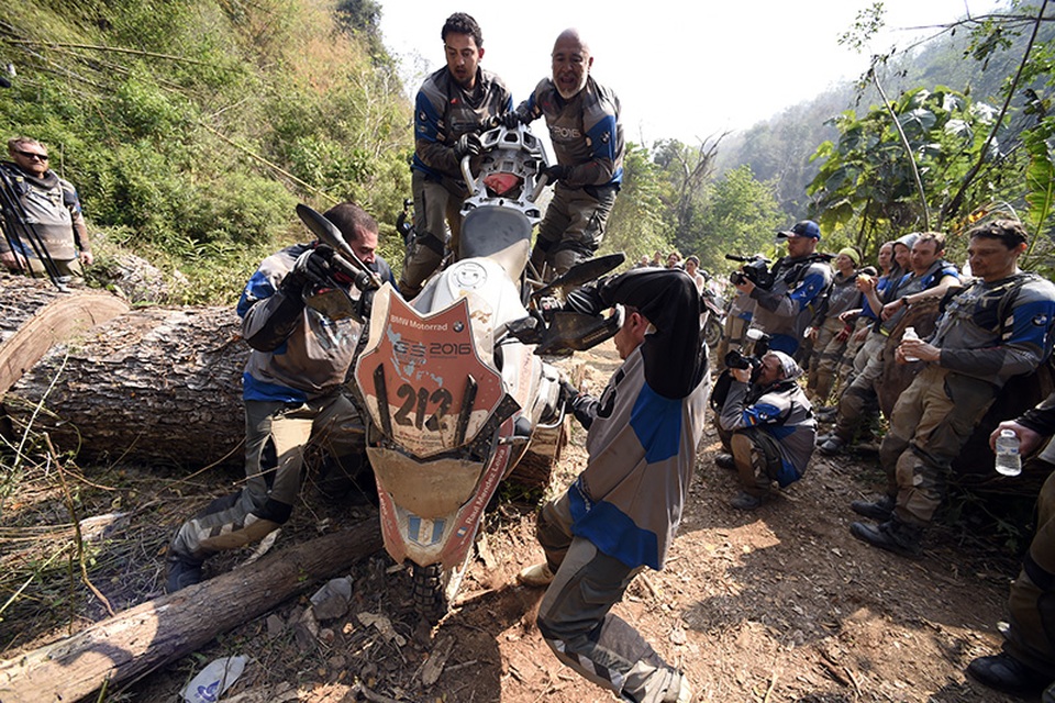 Nội dung thi... vác xe qua gốc cây