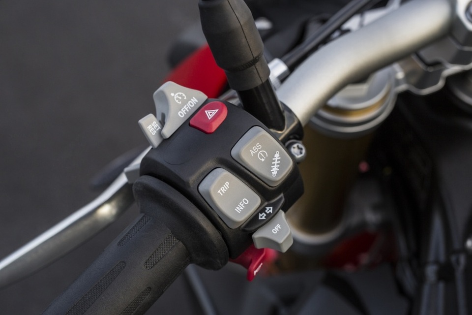 BMW Motorrad S 1000 R 2017 - Một mẫu xe thiếu cá tính - 8 BMW Motorrad S 1000 R 2017 - Một mẫu xe thiếu cá tính - 8