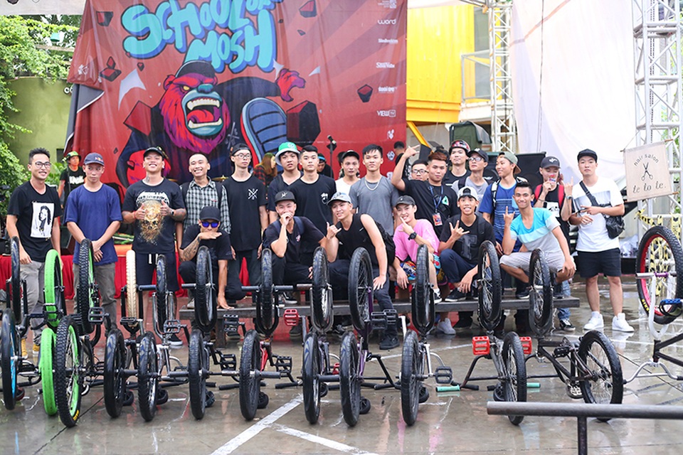 Ngỡ ngàng kĩ thuật “làm xiếc” với xe đạp của bạn trẻ Hà thành - 1
Đông đảo các rider – người chơi BMX tụ họp tại lễ hội đường phố cuối tuần qua
