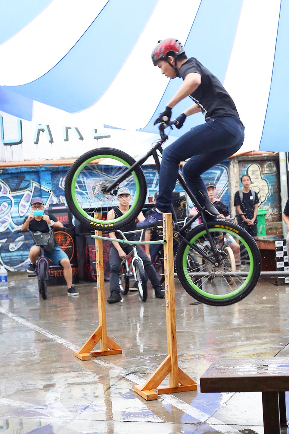 Ngỡ ngàng kĩ thuật “làm xiếc” với xe đạp của bạn trẻ Hà thành - 8
Do BMX là bộ môn thể thao mạo hiểm, đòi hỏi sự tập luyện công phu, sức khỏe tốt... nhưng lại thiếu địa điểm luyện tập nên hiện tại số người tham gia đang còn khá hạn chế.
