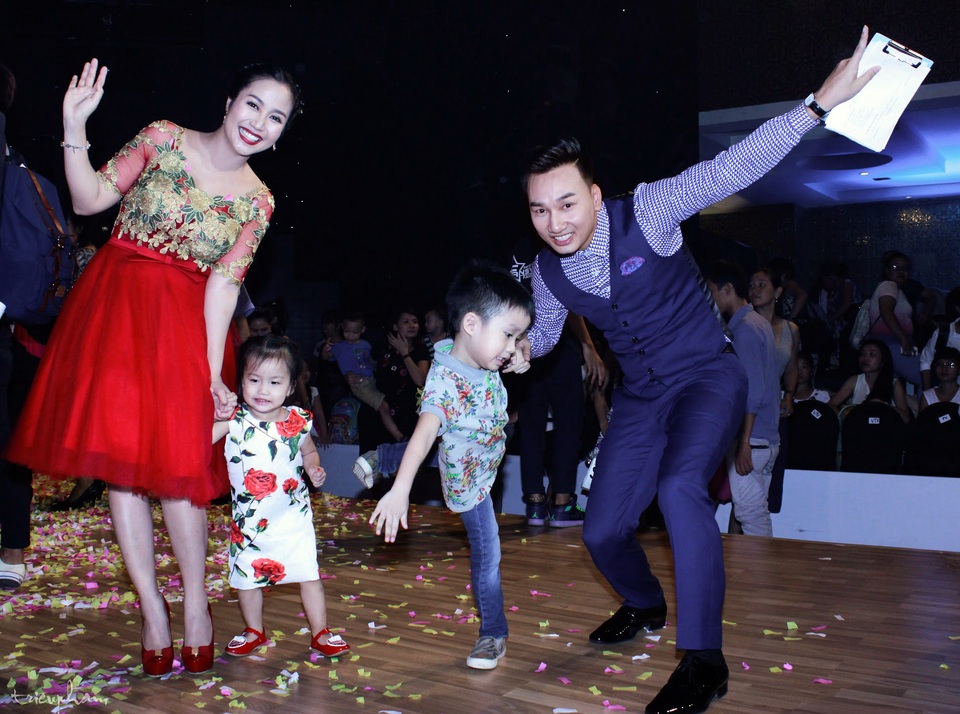 MC Thành Trung: “Sau nửa năm cưới, chúng tôi vẫn chưa thể đi trăng mật” - 4 Năm 2015 đánh dấu thành tựu lớn đầu tiên của chàng MC với vai trò người dẫn chương trình cho Bước nhảy hoàn vũ nhí. Lối dẫn tự nhiên, hài hước đầy thân thiện của một ông bố trẻ đã giúp anh gây được những ấn tượng không nhỏ với khán giả xem truyền hình. Và cũng từ đây, Thành Trung được tin tưởng giao cho hàng loạt những chương trình lớn trên sóng giờ vàng VTV3.