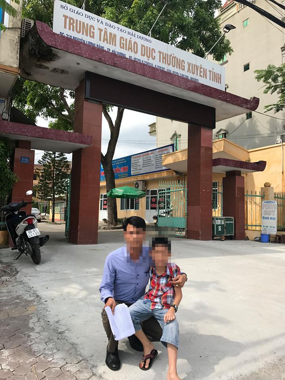 Cho thôi việc cán bộ quan hệ bất chính với đồng nghiệp - 1
Ông K. ôm con đến trụ sở cơ quan vợ để tố cáo quan hệ bất chính của vợ với một lãnh đạo cấp phòng của đơn vị.
