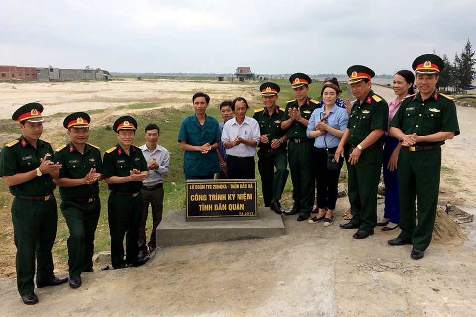 Bộ đội đội nắng giúp dân làm đẹp những con đường - 9
CBCS Tiểu đoàn 2, Lữ đoàn PB 16 (QK 4) bàn giao công trình đường giao thông nông thôn cho nhân dân thôn Bắc Hà (xã Kỳ Hà).