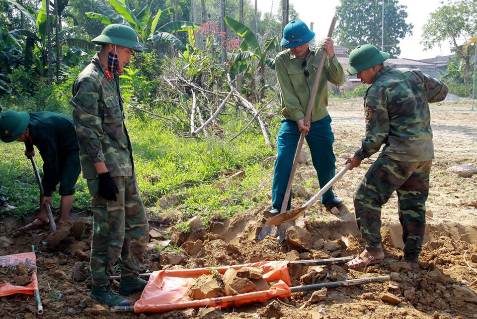 Bộ đội đội nắng giúp dân làm đẹp những con đường - 4 Bộ đội đội nắng giúp dân làm đẹp những con đường - 4