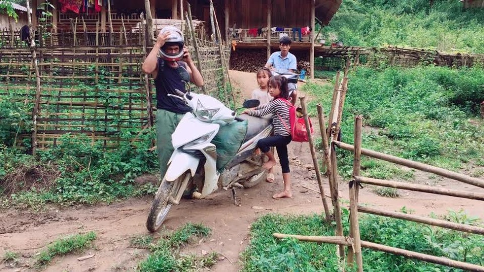 Bộ đội biên phòng kiệu trẻ em băng suối sâu đến trường - 9 Trước đó, đoàn đã vào từng nhà học sinh ở bản để vận động và đón các em.
