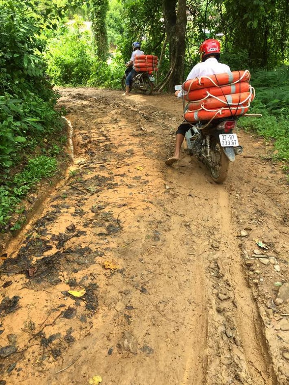 Bộ đội biên phòng kiệu trẻ em băng suối sâu đến trường - 8 Bộ đội biên phòng kiệu trẻ em băng suối sâu đến trường - 8