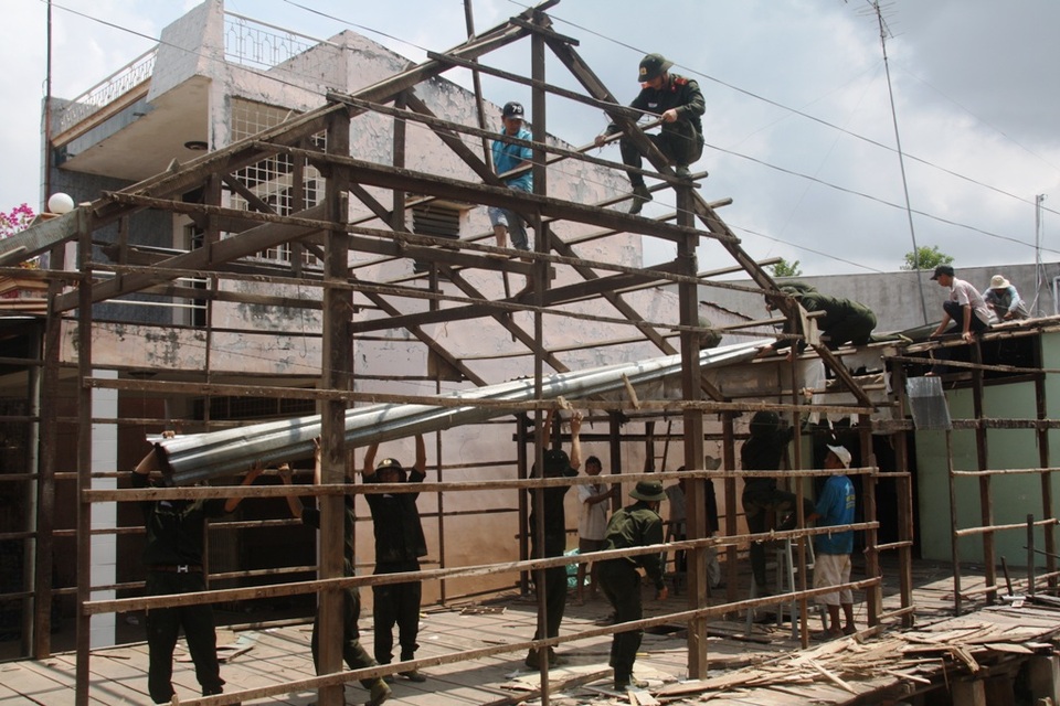 14 ngôi nhà bị "kéo" xuống sông: Cảnh báo từ hố sâu dài gần 400 mét - 2 Hiện nay, chính quyền địa phương đã di dời 106 hộ dân ra khỏi vùng sạt lở nguy hiểm. Đồng thời cử các lực lượng quân đội, công an... đến giúp dân dựng nhà, sớm ổn định cuộc sống