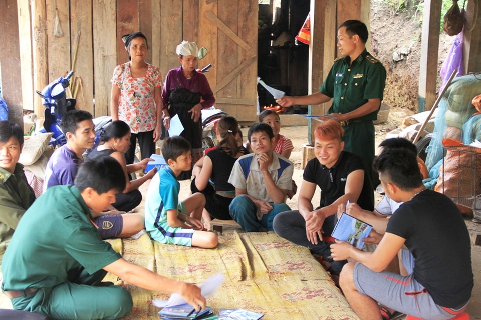 Ấm áp nghĩa tình nơi hai tuyến biên giới - 6 Các chiến sĩ Biên phòng Thanh Hóa với bà con các dân tộc thiểu số