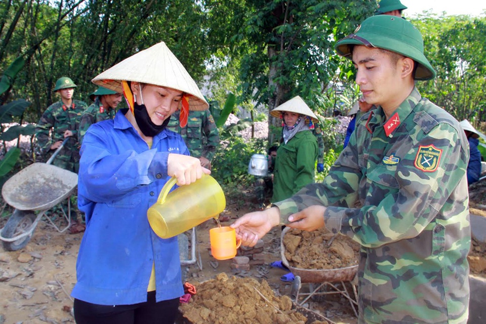 Bộ đội đội nắng giúp dân làm đẹp những con đường - 8
Tình quân dân trong thời bình
