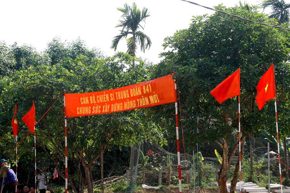 Bộ đội đội nắng giúp dân làm đẹp những con đường - 1
Cờ đỏ sao vàng, băng rôn cổ động khích lệ thêm tinh thần lao động, chiến đấu vì dân của cán bộ, chiến sĩ Trung đoàn 841 và Ban chỉ huy quân sự huyện Cẩm Xuyên tại thôn Na Trung, xã Cẩm Thạch, huyện Cẩm Xuyên.