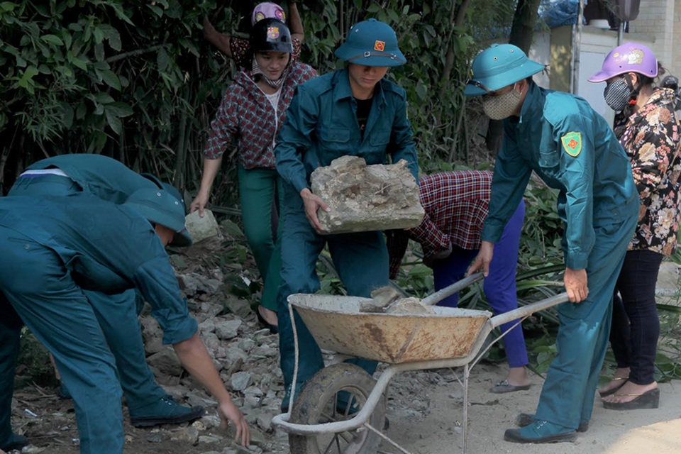 Bộ đội đội nắng giúp dân làm đẹp những con đường - 5 Bộ đội đội nắng giúp dân làm đẹp những con đường - 5