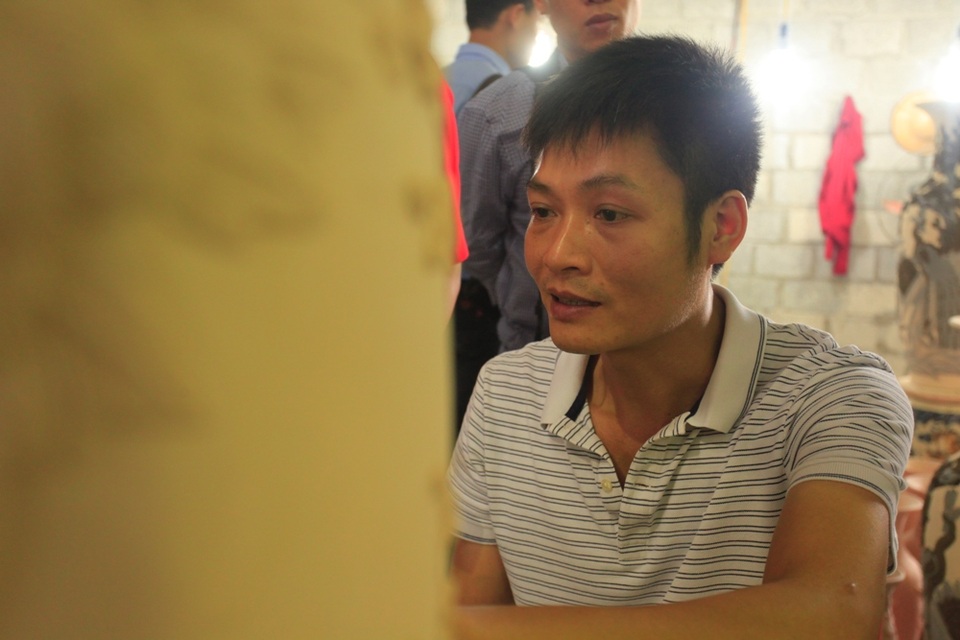 Cận cảnh bộ đồ gốm men cổ dát vàng “độc nhất vô nhị” tại Việt Nam - 1 Được biết, gia đình nghệ nhân Phạm Đạt đã có 3 đời làm nghề gốm. Anh là cháu trai của cụ Cửu Huỳnh - người đầu tiên được phong danh hiệu nghệ nhân gốm thời kỳ Đông Dương. Chính vì thế, cái hơi nồng đượm nhưng giản dị của đất, cái sắc màu lung linh, mê hoặc của men từ lâu đã ăn sâu vào tiềm thức anh.