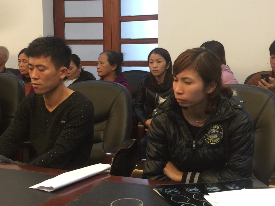 Bé gái 4 tuổi bầm tím toàn thân: Bước đầu xác định do 4 bạn cùng lớp đánh - 3
Bố mẹ cháu D. tại buổi họp báo