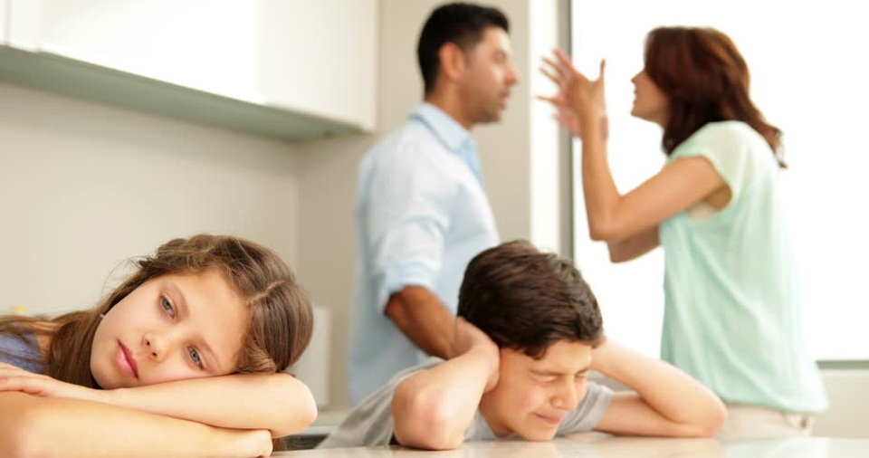 Điều gì quan trọng nhất mà cha mẹ có thể làm cho con mình? - 3 Việc bố mẹ bất hòa làm ảnh hưởng nhiều mặt đến con trẻ. (Ảnh minh họa)