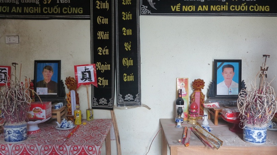 Nam sinh mồ côi bố mẹ đậu đại học lo không có tiền nhập học - 3
Cách đây gần 3 năm cả bố và mẹ của Hoàng đều qua đời vì bệnh ung thư, bỏ lại ba chị em Hoàng bơ vơ trên cõi đời.