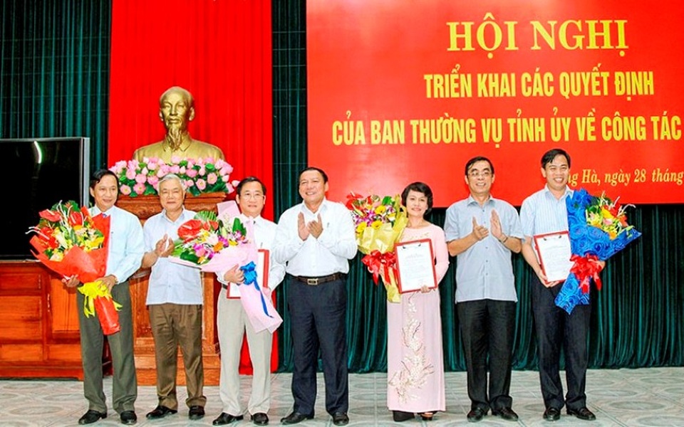 Thường vụ Tỉnh ủy Quảng Trị trao quyết định bổ nhiệm cho các cá nhân (Ảnh: Th.D)