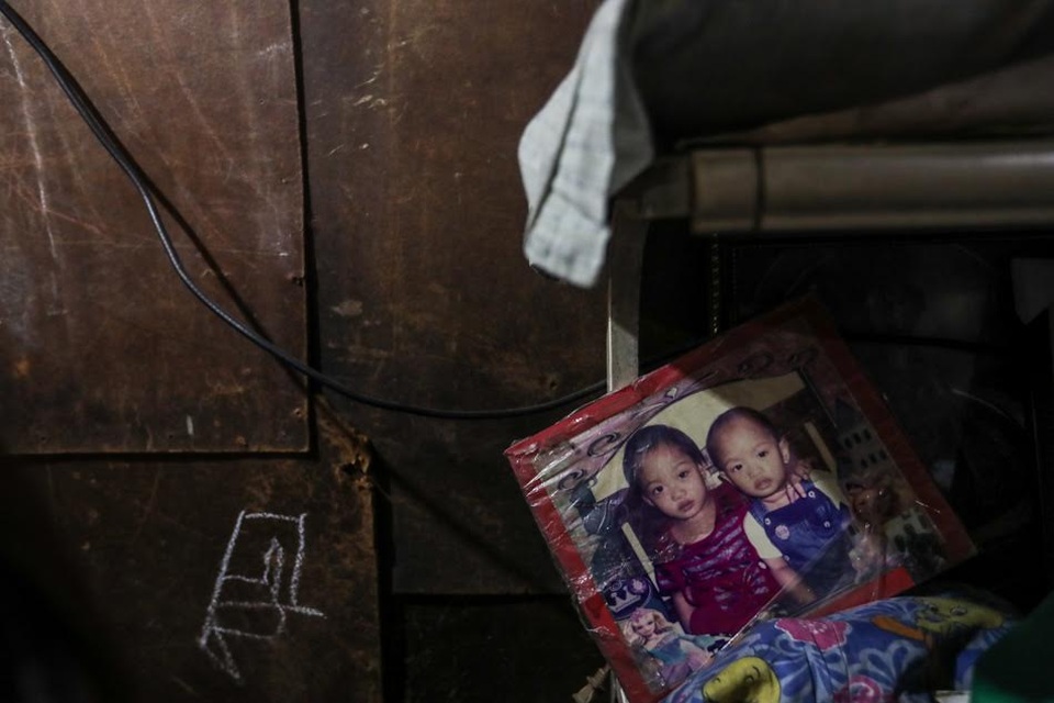 Câu chuyện cảm động sau bức ảnh bố nhịn đói nhìn con ăn gà rán - 3 
Ảnh: Jonathan Cellona - ABS-CBN News