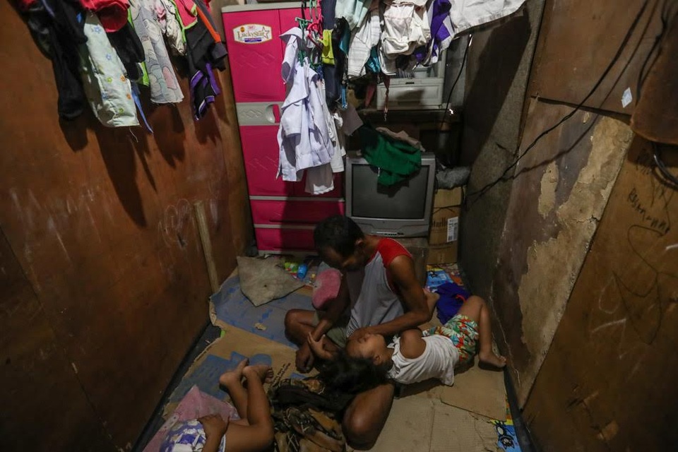 Câu chuyện cảm động sau bức ảnh bố nhịn đói nhìn con ăn gà rán - 2 
Ảnh: Jonathan Cellona - ABS-CBN News