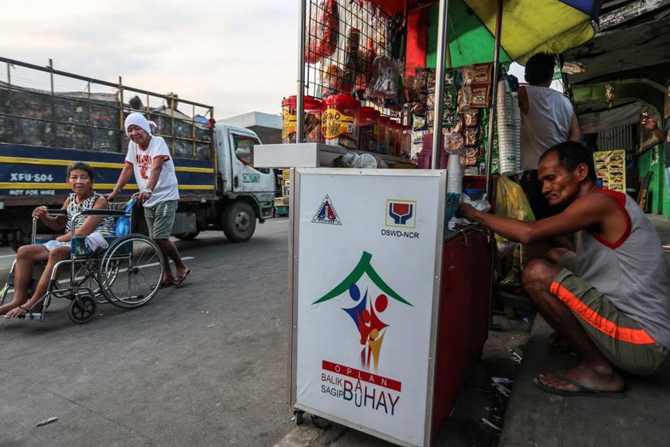 Câu chuyện cảm động sau bức ảnh bố nhịn đói nhìn con ăn gà rán - 4 
Ảnh: Jonathan Cellona - ABS-CBN News