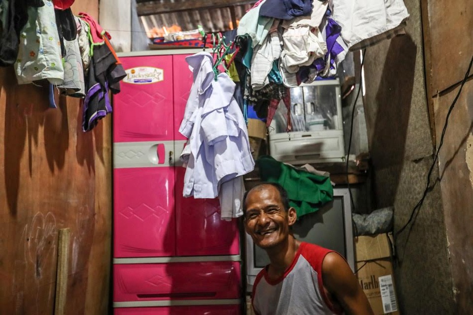 Câu chuyện cảm động sau bức ảnh bố nhịn đói nhìn con ăn gà rán - 5 
Ảnh: Jonathan Cellona - ABS-CBN News