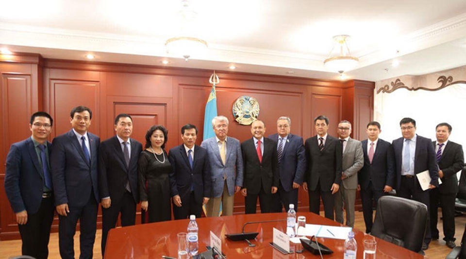Tăng cường hợp tác về văn hóa, thể thao Việt Nam và Kazakhstan - 2 Các thành viên trong đoàn chụp ảnh cùng Bộ trưởng Bộ Văn hóa và Thể thao Kazakhstan - Arystanbek Mukhamediuly.