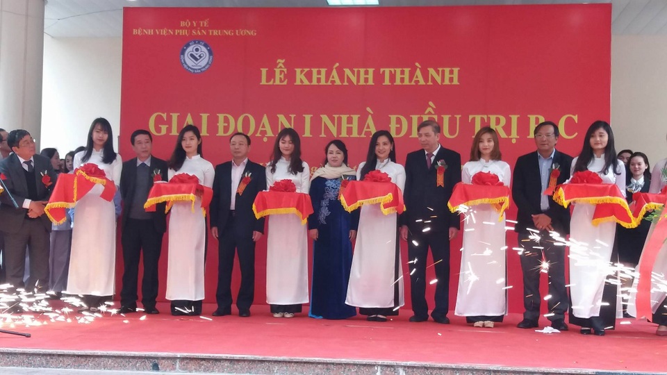Sẽ giảm tải tỉ lệ nằm ghép tại Bệnh viện Phụ sản Trung ương - 1 Bộ trưởng Bộ Y tế Nguyễn Thị Kim Tiến cùng cắt băng khánh thành giai đoạn 1 khu nhà điều trị mới tại BV Phụ sản Trung ương.