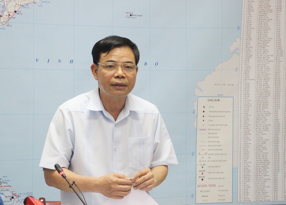 Mực nước hồ thủy điện Hòa Bình tăng cao hơn sau 2 ngày xả lũ - 2 Bộ trưởng Nguyễn Xuân Cường yêu cầu hồ thủy điện Hòa Bình mở thêm 1 cửa xả lũ vào sáng mai (22/7).