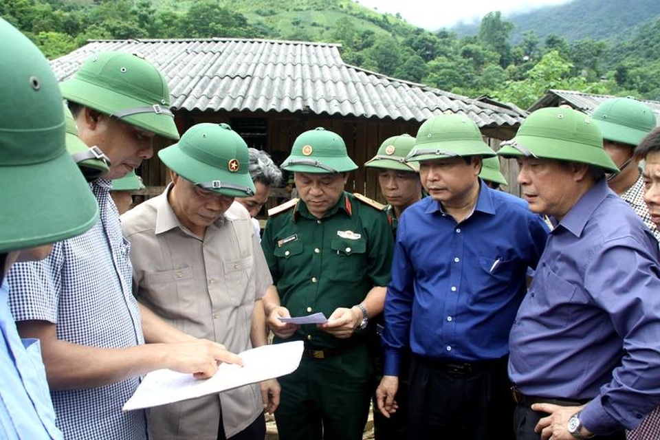 Bộ trưởng Bộ Nông nghiệp: "Nơi nào còn nguy hiểm, kiên quyết phải di dời dân" - 1
Bộ trưởng Nguyễn Xuân Cường (thứ 4 từ phải qua, hàng đầu) cùng đoàn công tác đang kiểm tra công tác khắc phục hậu quả do mưa lũ ở Mường La - Sơn La.